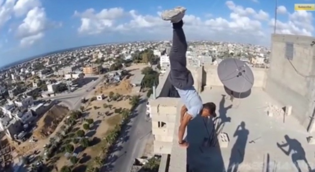 giữ thăng bằng hai tay trên tòa nhà