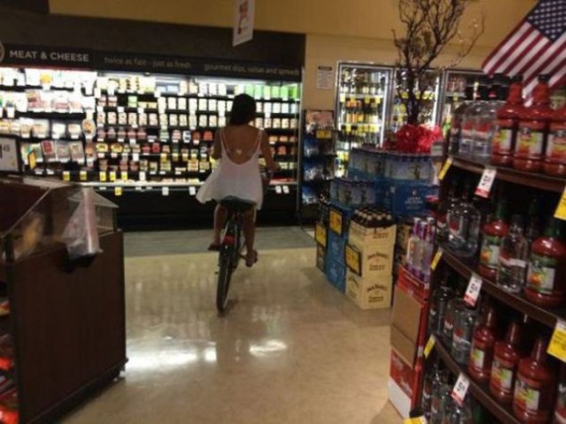 Đi xe đạp trong siêu thị