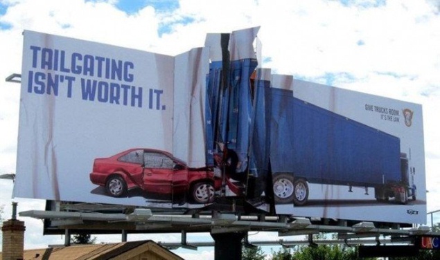 Bảng quảng cáo khuyến khích giữ khoảng cách an toàn khi lái xe